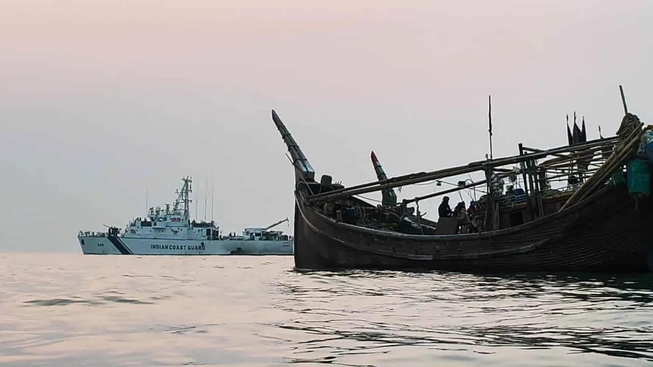 Indian Coast Guard Operation: उत्तरी बंगाल की खाड़ी में बड़ी कार्रवाई, भारतीय EEZ में दो बांग्लादेशी मछली पकड़ने वाली नावें पकड़ी गईं 1 Indian Coast Guard Operation