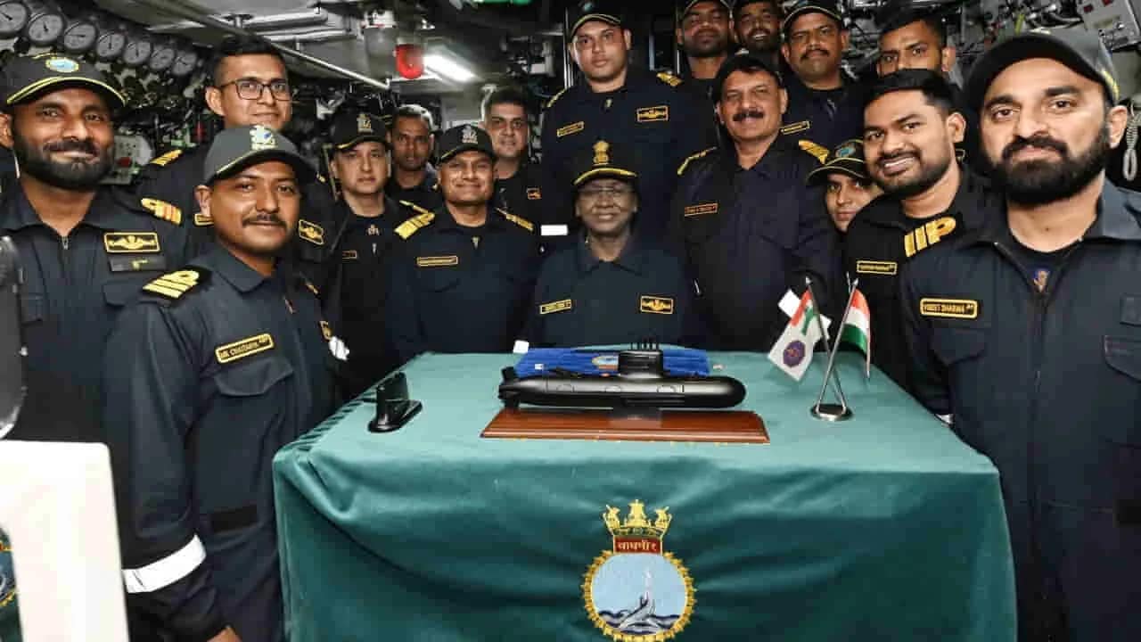INS Vaghsheer Sortie: सबमरीन की सॉर्टी लेने वाली देश की पहली महिला राष्ट्रपति बनीं द्रौपदी मुर्मू, सुखोई-30 और राफेल में भी भरी है उड़ान 1 President Droupadi Murmu INS Vaghsheer Sortie