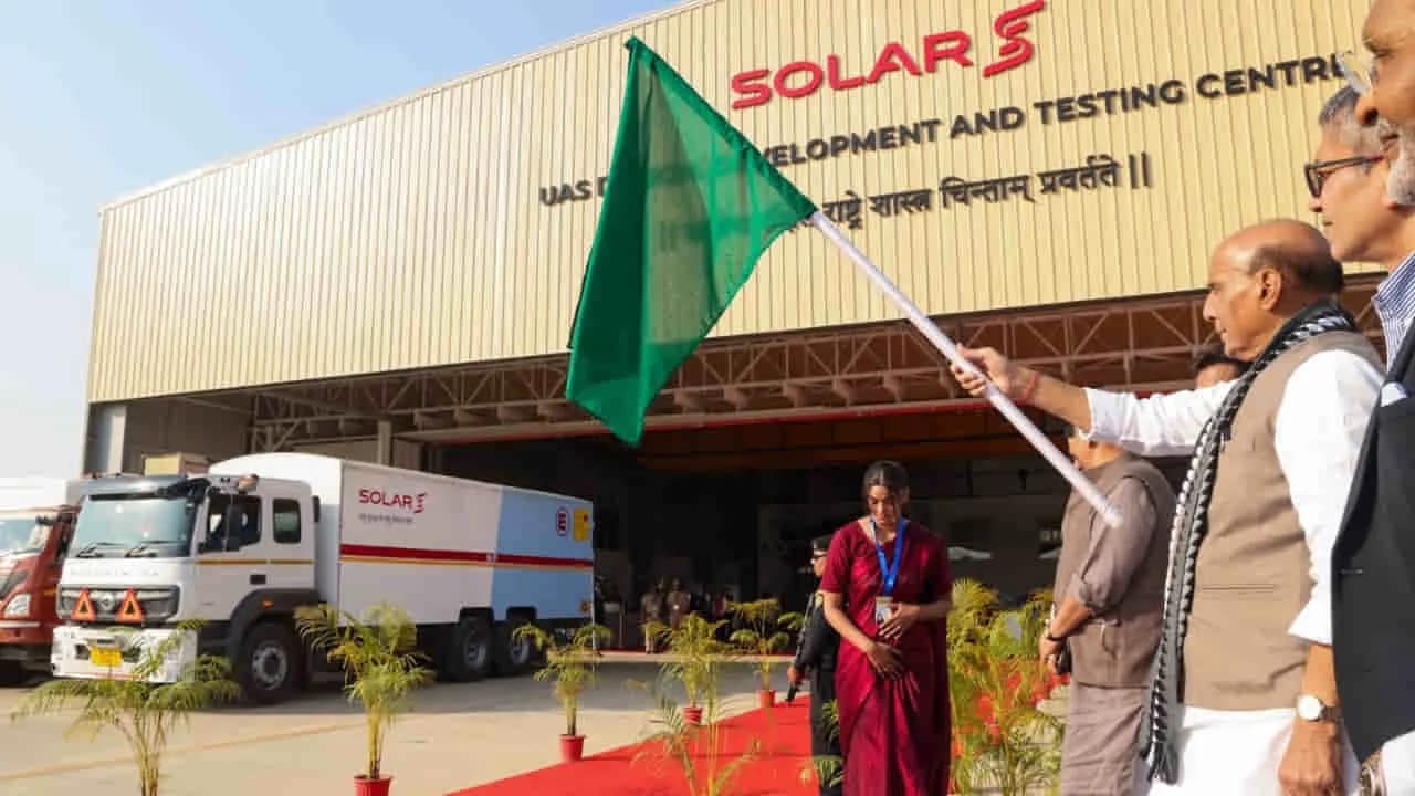 रक्षा मंत्री बोले- भारत ने गोला-बारूद में हासिल की आत्मनिर्भरता, आर्मेनिया रवाना किए गाइडेड पिनाका रॉकेट्स 1 Aatmanirbhar Defence Manufacturing