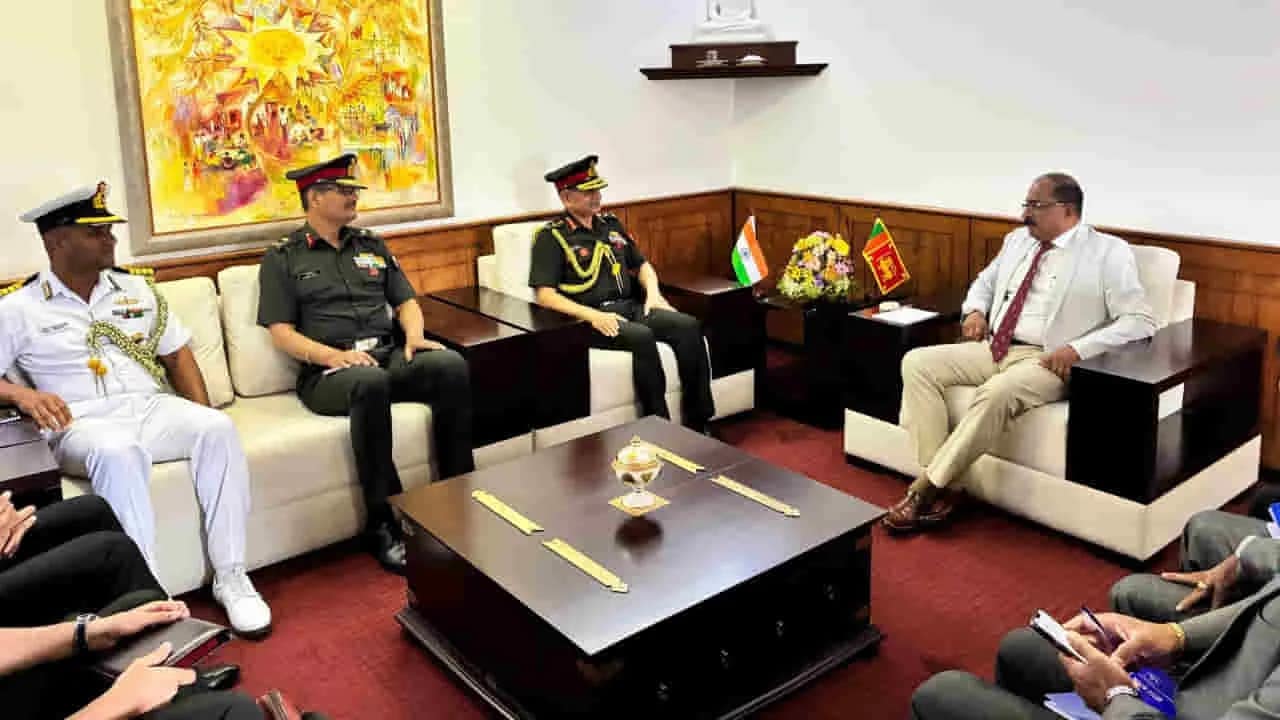 श्रीलंका की टॉप डिफेंस लीडरशिप से मिले सेना प्रमुख जनरल उपेंद्र द्विवेदी, IPKF शहीदों को दी श्रद्धांजलि 2 COAS Sri Lanka Visit