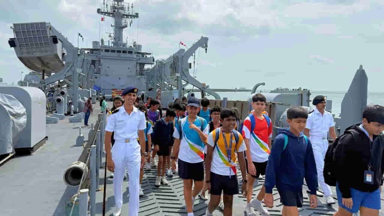 सिंगापुर पहुंचा भारतीय नौसेना का फर्स्ट ट्रेनिंग स्क्वाड्रन, ASEAN सहयोग को मिली नई रफ्तार 2 Indian Navy First Training Squadron Singapore