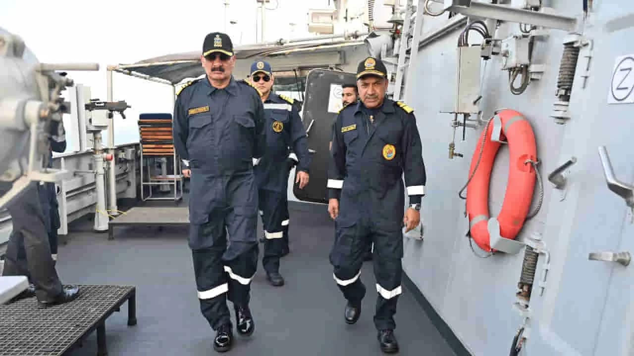 नेवी चीफ का ईस्टर्न नेवल कमांड दौरा, समंदर में पूर्वी बेड़े की ऑपरेशनल तैयारियों का लिया जायजा 2 Indian Navy Operational Readiness Eastern Fleet