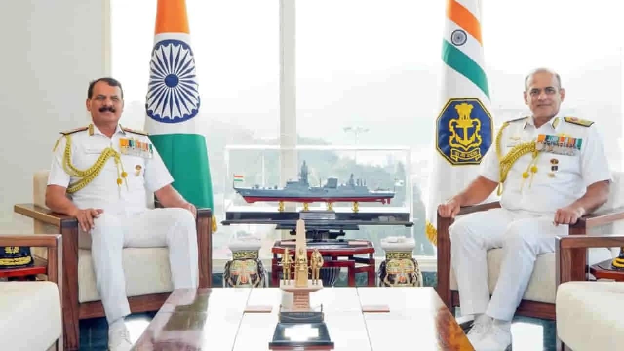 नेवी चीफ का ईस्टर्न नेवल कमांड दौरा, समंदर में पूर्वी बेड़े की ऑपरेशनल तैयारियों का लिया जायजा 3 Indian Navy Operational Readiness Eastern Fleet