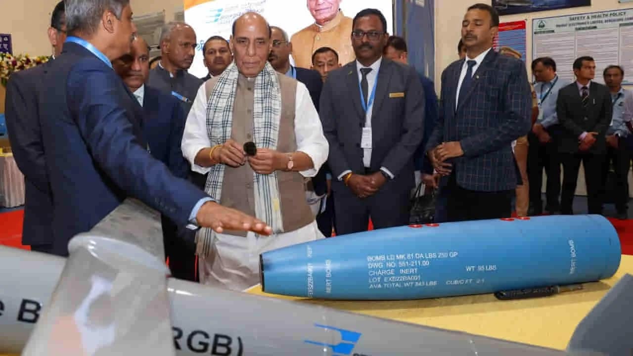 रक्षा मंत्री ने बेंगलुरु में BEL की मिसाइल इंटीग्रेशन सुविधा का किया उद्घाटन, आकाश की दो रेजिमेंट्स को दिखाई हरी झंडी 1 BEL Missile Integration Facility