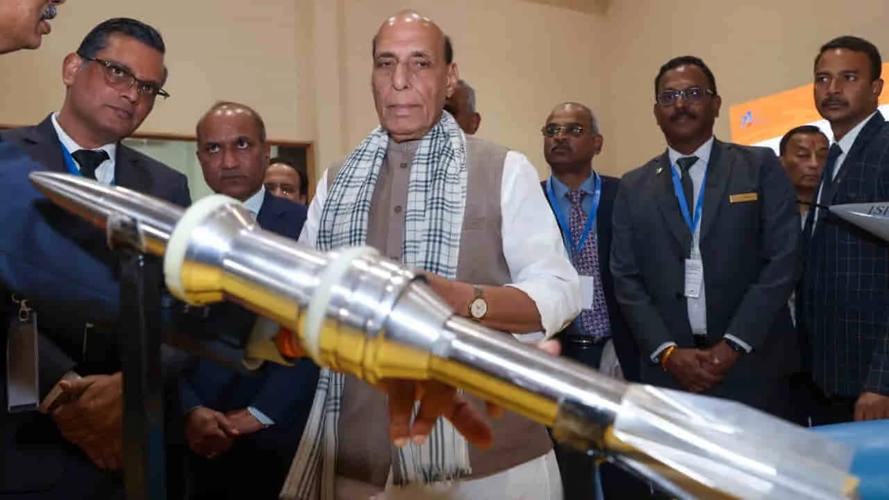 रक्षा मंत्री ने बेंगलुरु में BEL की मिसाइल इंटीग्रेशन सुविधा का किया उद्घाटन, आकाश की दो रेजिमेंट्स को दिखाई हरी झंडी 2 BEL Missile Integration Facility