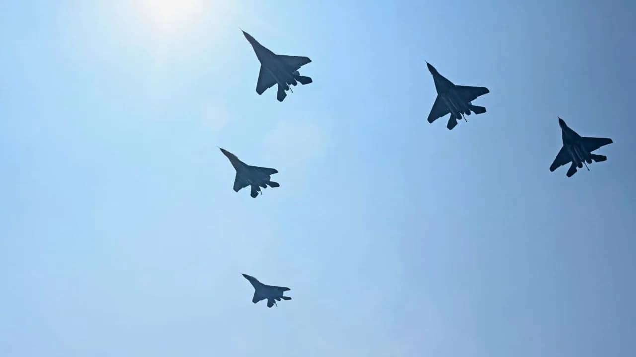 IFR-Milan 2026: ऑपरेशन सिंदूर के बाद पहली बार साथ दिखे भारत के स्ट्रेटेजिक वॉरशिप, INS विक्रांत से अन्वेष तक दुनिया ने देखा भारत का दम 4 IFR-Milan 2026 Indian Navy Strategic Warships