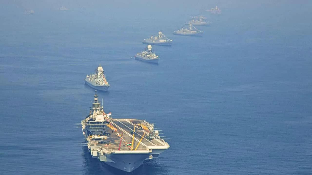 IFR-Milan 2026: ऑपरेशन सिंदूर के बाद पहली बार साथ दिखे भारत के स्ट्रेटेजिक वॉरशिप, INS विक्रांत से अन्वेष तक दुनिया ने देखा भारत का दम 2 IFR-Milan 2026 Indian Navy Strategic Warships