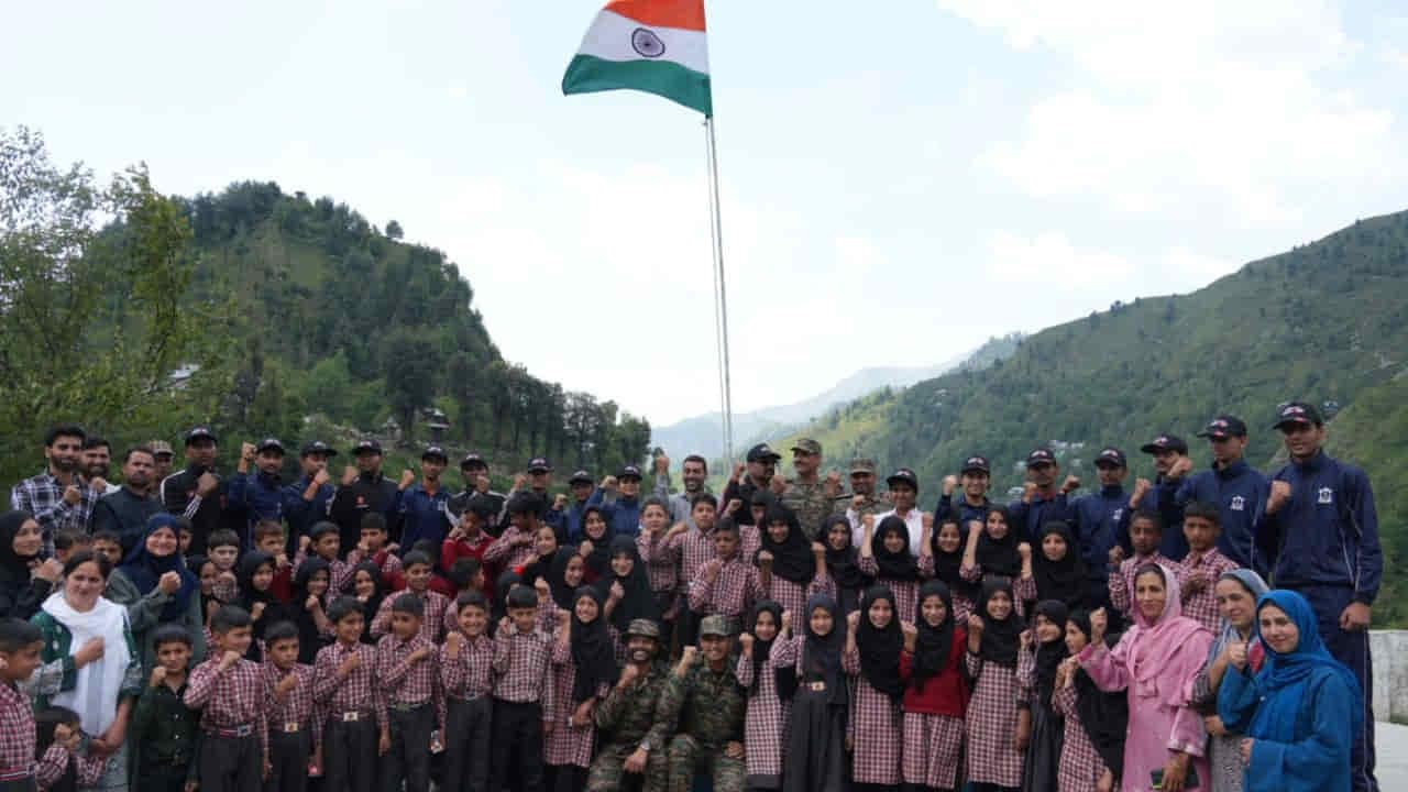 पुंछ पहुंचे जयपुर के छात्र, लाइव ड्रोन डेमो और फॉरवर्ड पोस्ट्स का किया दौरा 2 Indian Army Students Tour
