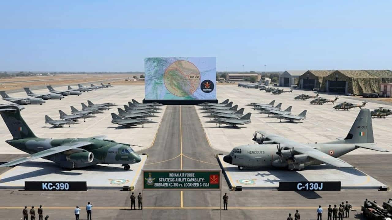 C-130J को चुनौती देगा KC-390? ब्राजील ने दिया भारत में पूरी प्रोडक्शन लाइन लगाने का प्रस्ताव, जानें IAF के नए ट्रांसपोर्ट विमान की रेस में कौन है आगे 1 KC-390 vs C-130J