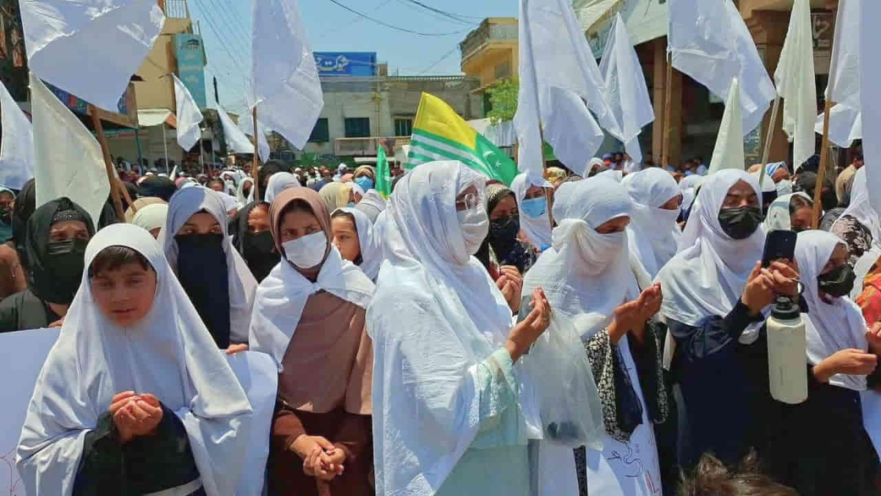 ‘पाकिस्तानी फौजें बाहर जाओ’ के नारों से गूंजा PoK, रावलाकोट में बच्चों और महिलाओं समेत हजारों लोग धरने पर, 23 जून को मुजफ्फराबाद मार्च की चेतावनी 1 PoJK Protests 2026