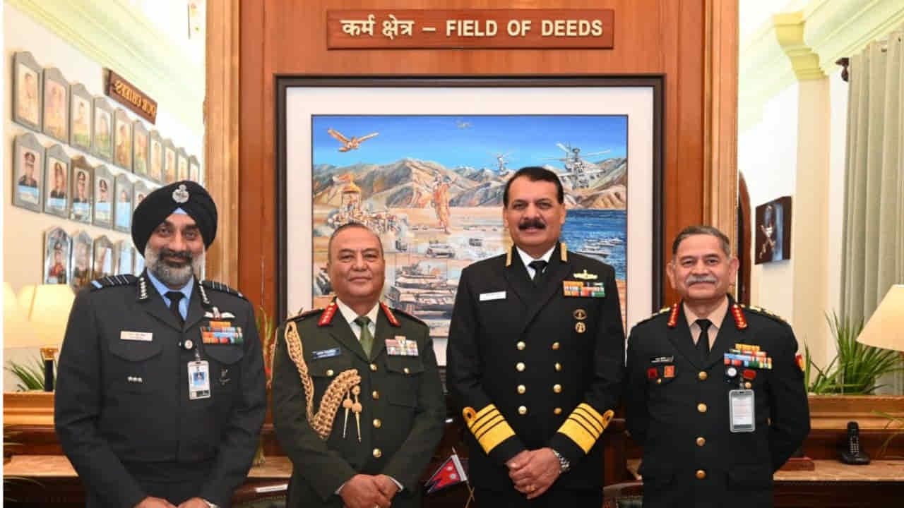 नए सेना प्रमुख ने आर्मी चीफ लाउंज से हटवाई 'कर्म क्षेत्र' पेंटिंग, ऐतिहासिक 1971 वॉर सरेंडर पेंटिंग हटाने पर हुआ था विवाद 1 Army chief Karm Kshetra Painting