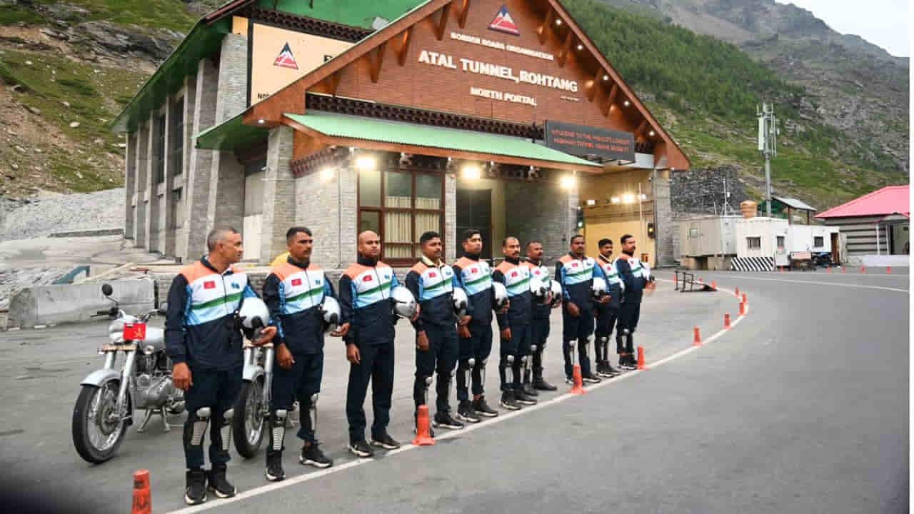 अटल टनल में भारतीय सेना का नया वर्ल्ड रिकॉर्ड, सिर्फ 2 मोटरसाइकिलों पर 10 जवानों ने किया कमाल 1 Indian Army Atal Tunnel World Record