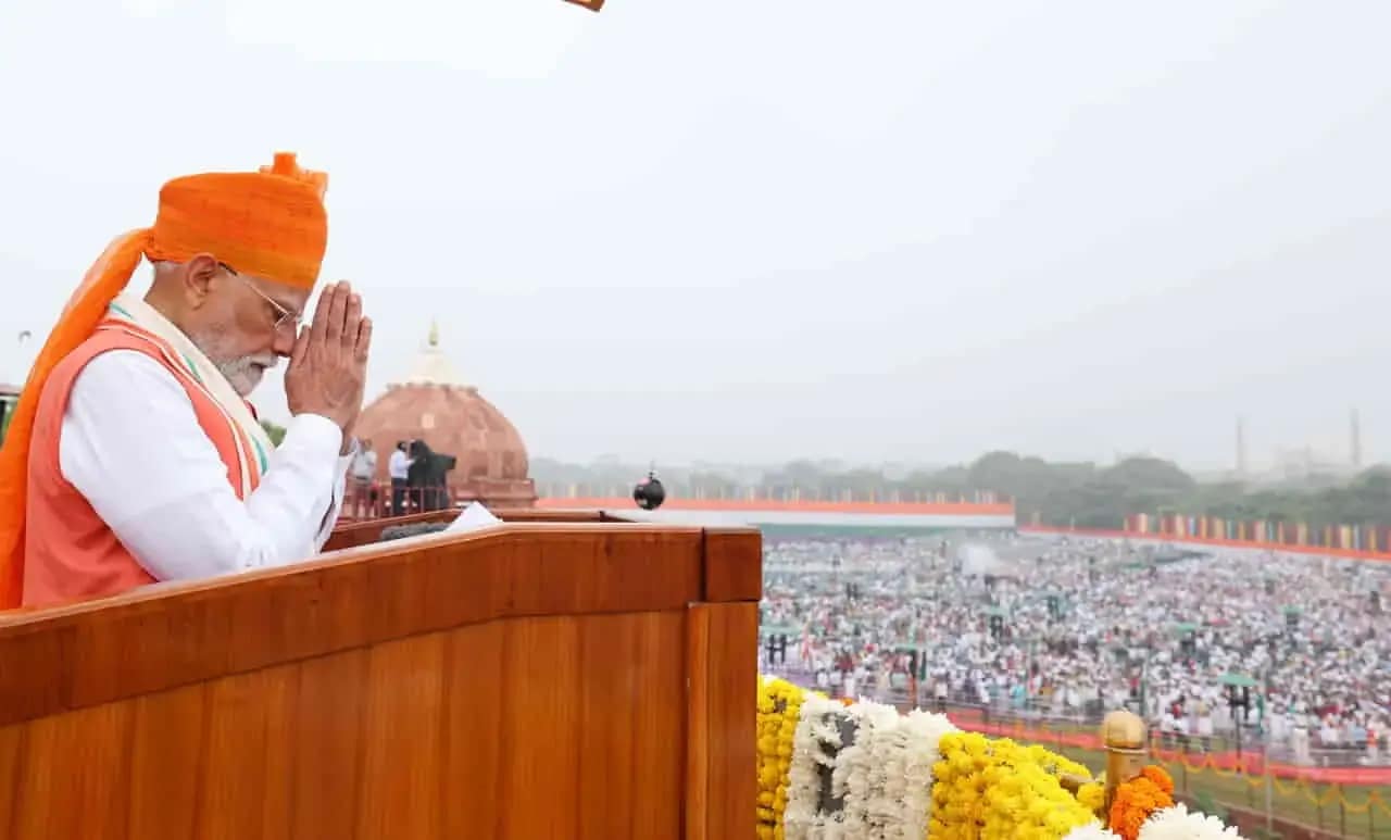 PM Modi Speech on 15 August: सुदर्शन चक्र से लेकर मेड इन इंडिया जेट इंजन तक, लाल किला से PM मोदी ने पेश की सुरक्षित और समृद्ध भारत की तस्वीर 2 PM Modi Speech on 15 August: From Sudarshan Chakra to Made-in-India Jet Engines