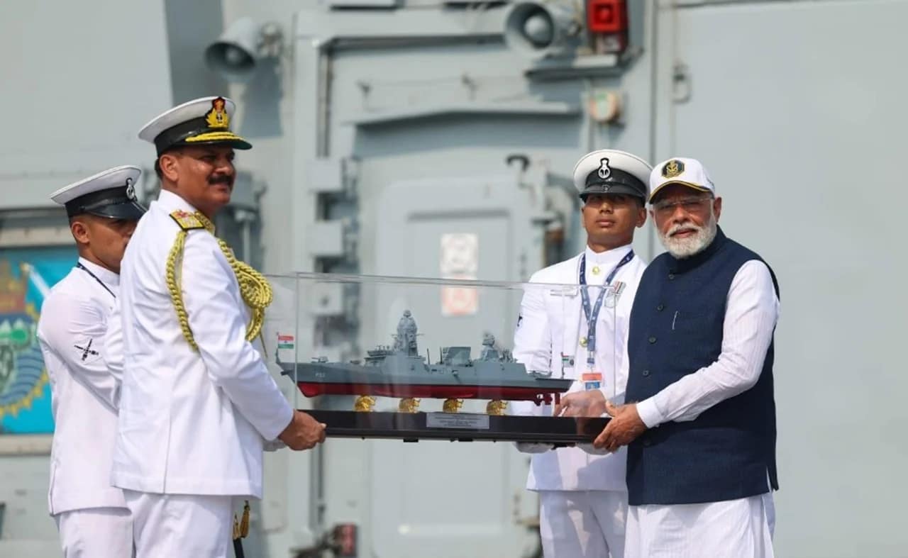 Frontline Naval Ships: प्रधानमंत्री नरेंद्र मोदी ने मुंबई में INS सूरत, INS नीलगिरी और INS वाघशीर को राष्ट्र को किया समर्पित 3 PM Modi Dedicates INS Surat, INS Nilgiri, and INS Vaghsheer to the Nation in Mumbai