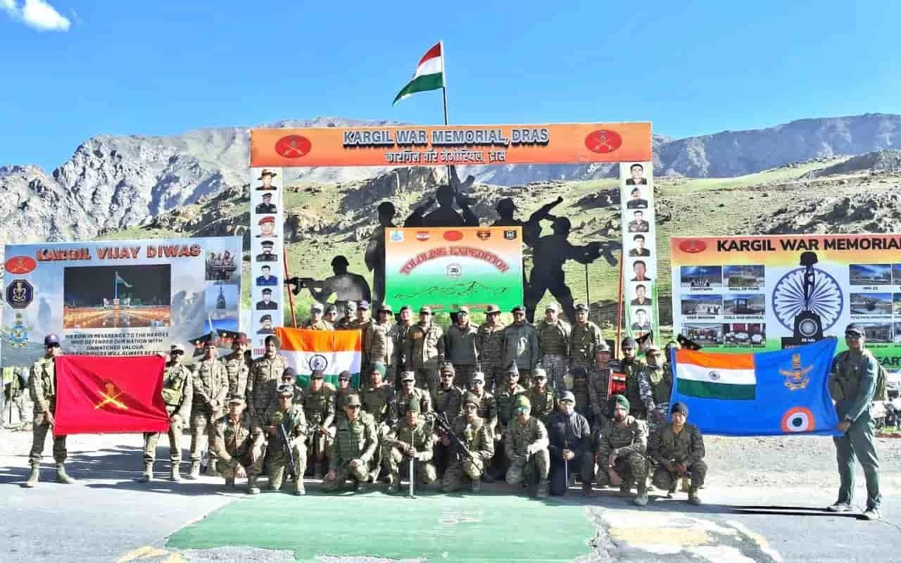Kargil Vijay Diwas 2025: कारगिल विजय की 26वीं सालगिरह से पहले तोलोलिंग टॉप पर पहुंची भारतीय सेना, ऐसे दी वीरों को दी श्रद्धांजलि 1 Kargil Vijay Diwas 2025: Indian Army Pays Tribute at Tololing Top Ahead of 26th Anniversary