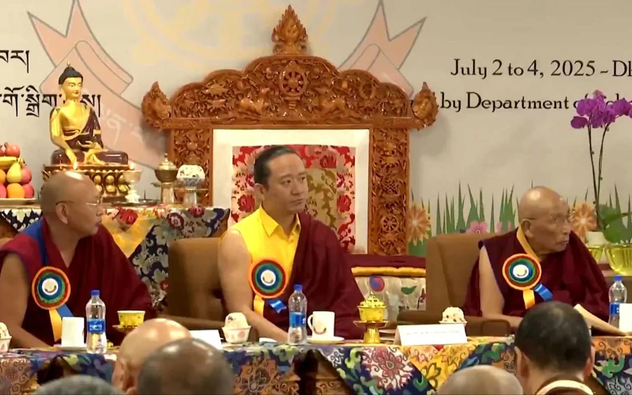 Dalai Lama Successor: दलाई लामा को तिब्बत में स्थायी रूप से रखने को तैयार है चीन! किसी भी लिंग या राष्ट्रीयता का हो सकता है उत्तराधिकारी 1 Dalai Lama Successor: China Insists Control, Heir Can Be Any Gender or Nationality