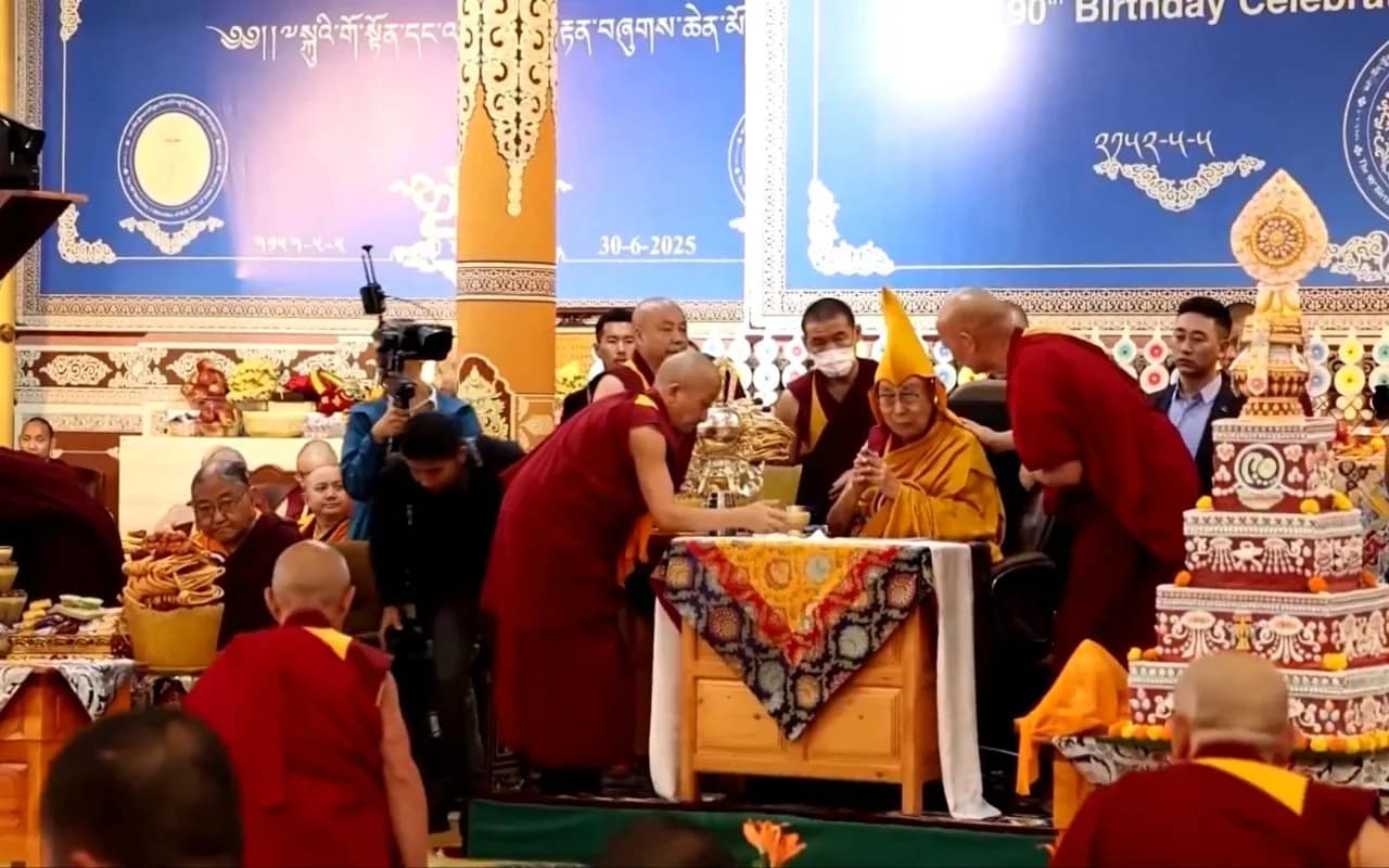 Dalai Lama Successor: दलाई लामा को तिब्बत में स्थायी रूप से रखने को तैयार है चीन! किसी भी लिंग या राष्ट्रीयता का हो सकता है उत्तराधिकारी 3 Dalai Lama Successor: China Insists Control, Heir Can Be Any Gender or Nationality