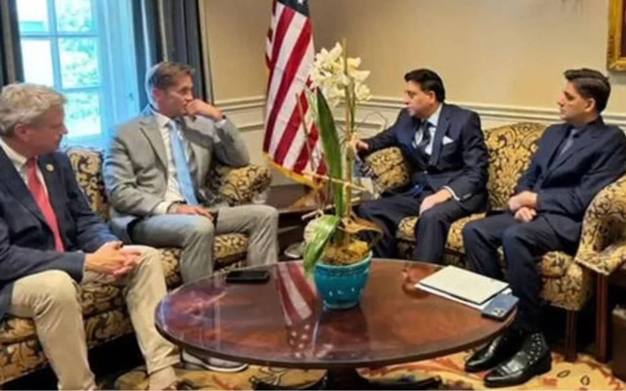 HIMARS vs PINAKA: पाकिस्तान को क्यों चाहिए अमेरिका का यह रॉकेट सिस्टम? क्यों पिनाका ने उड़ा रखी है मुनीर की नींद? समझें पूरा समीकरण 1 HIMARS vs Pinaka: Pakistan is lobbying for US-made High Mobility Artillery Rocket System