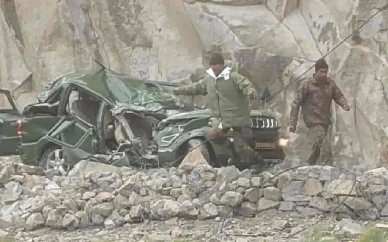 Army convoy accident in Ladakh: लद्दाख के गलवान में सेना के काफिले पर गिरा बोल्डर, एक अफसर और एक जवान शहीद, तीन अधिकारी गंभीर रूप से जख्मी 2 Army Convoy Accident in Ladakh: Boulder Crash in Galwan Kills Officer and Jawan, Three Others Critically Injured