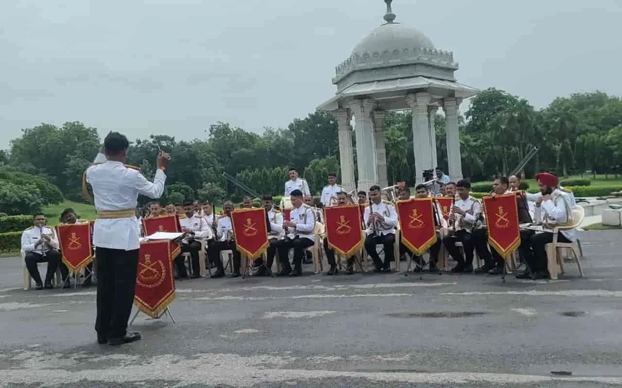 Independence Day 2025: स्वतंत्रता दिवस पर लाल किले के ऊपर ऑपरेशन सिंदूर का झंडा लेकर उड़ेंगे वायुसेना के हेलिकॉप्टर, सेना के बैंड देशभर में बजाएंगे देशभक्ति के तराने 2 Independence Day 2025: IAF Choppers to Fly Over Red Fort with Operation Sindoor Flag, Army Bands to Play Patriotic Tunes Across India