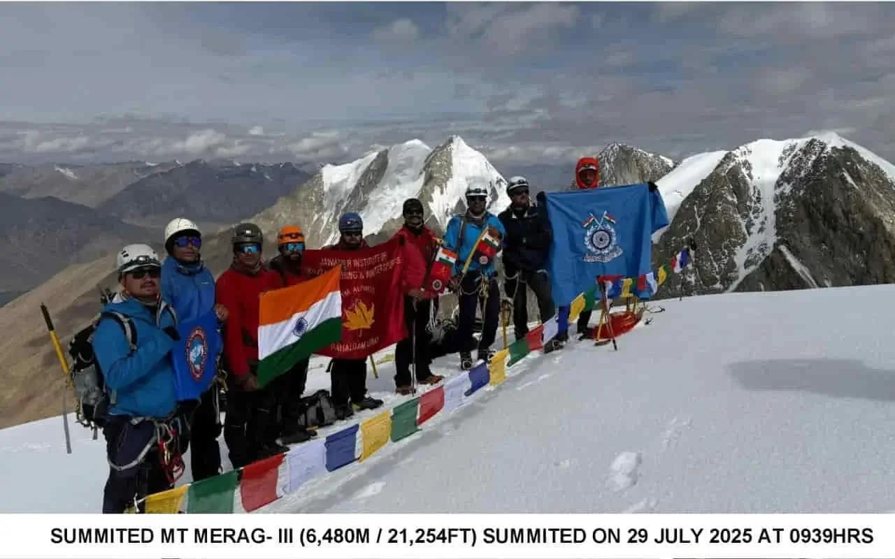 Joint Expedition in Pangong Tso: लद्दाख में पैंगोंग त्सो की सबसे ऊंची चोटियों पर भारत ने फहराया परचम, तीन प्रतिष्ठित पर्वतारोहण संस्थानों की संयुक्त टीम ने रचा इतिहास 2 Joint Expedition in Pangong Tso: Indian Mountaineers Conquer Highest Peaks in Ladakh