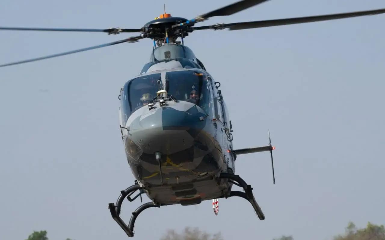 LUH RFI: पुराने चेतक-चीता बेड़े की जगह सेना और वायुसेना को चाहिए 200 नए हल्के हेलिकॉप्टर, जारी की आरएफआई, ट्रांसफर ऑफ टेक्नोलॉजी को प्राथमिकता 1 #CAS Air Chief Marshal AP Singh took to the skies in the Light Utility Helicopter at #AeroIndia2025, praising its performance and flight experience