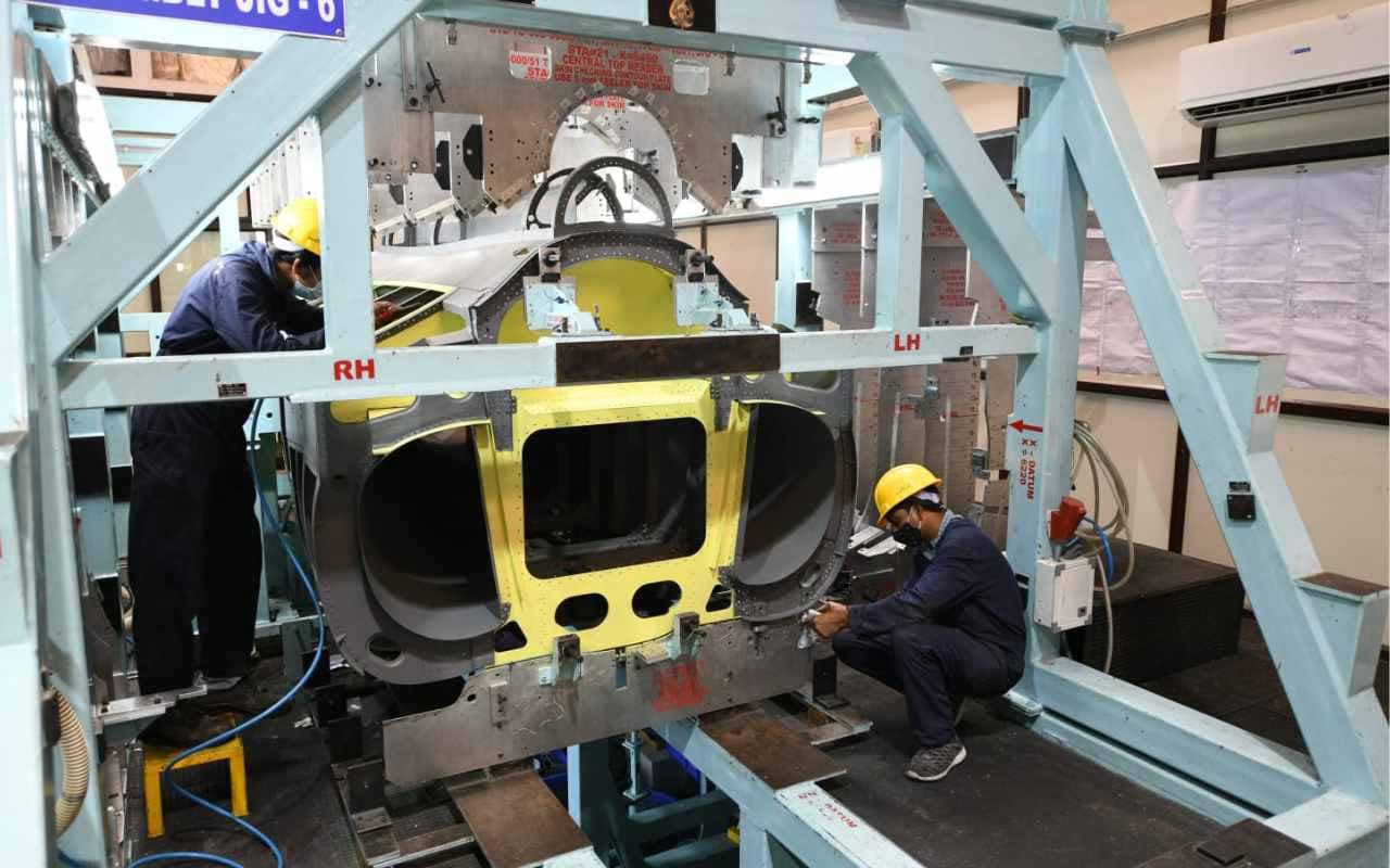 LCA Mk-1A Deal: एचएएल को 97 और एलसीए एमके-1ए का नया ऑर्डर पाने के लिए पूरी करनी होगी ये बड़ी शर्त, ट्रेनर जेट्स में होगा AESA रडार 1 LCA Mk-1A Deal: India to Sign Rs 66,000-Crore Contract for 97 More Indigenous Fighter Jets