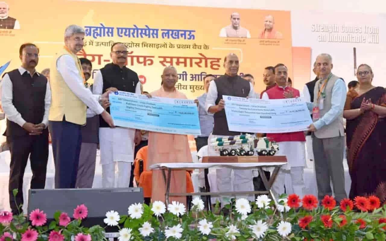 BrahMos Lucknow Facility: “मिसाइल कैपिटल” से रवाना हुआ ब्रह्मोस का पहला बैच, रक्षा मंत्री बोले– अब पाकिस्तान का हर इंच हमारी पहुंच में 3 BrahMos Lucknow Facility