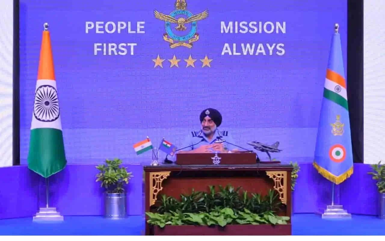 IAF Chief on Operation Sindoor: वायुसेना प्रमुख बोले- पाकिस्तान का नैरेटिव 'मनोहर कहानियों' जैसा, ऑपरेशन सिंदूर में गिराए एफ-16 और जेएफ-17 समेत 10 फाइटर जेट 1 IAF Chief on Operation Sindoor