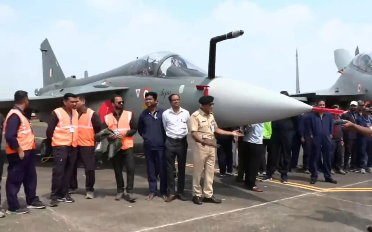 HAL Tejas MK-1A: तेजस की पहली उड़ान पर बोले रक्षा मंत्री- “अब हम खुद बना रहे हैं वो फाइटर जिन्हें कभी विदेश से खरीदते थे” 2 HAL Tejas MK-1A: