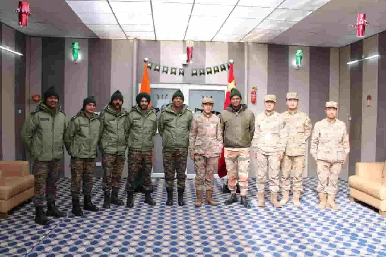 India China Sweets Exchange: स्वतंत्रता दिवस पर चीन को मिठाई, पाकिस्तान को ‘लाल आंख’, भारतीय सेना का सख्त संदेश 2 India-China Sweets Exchange on Independence Day Sweets for China, Stern Warning for Pakistan