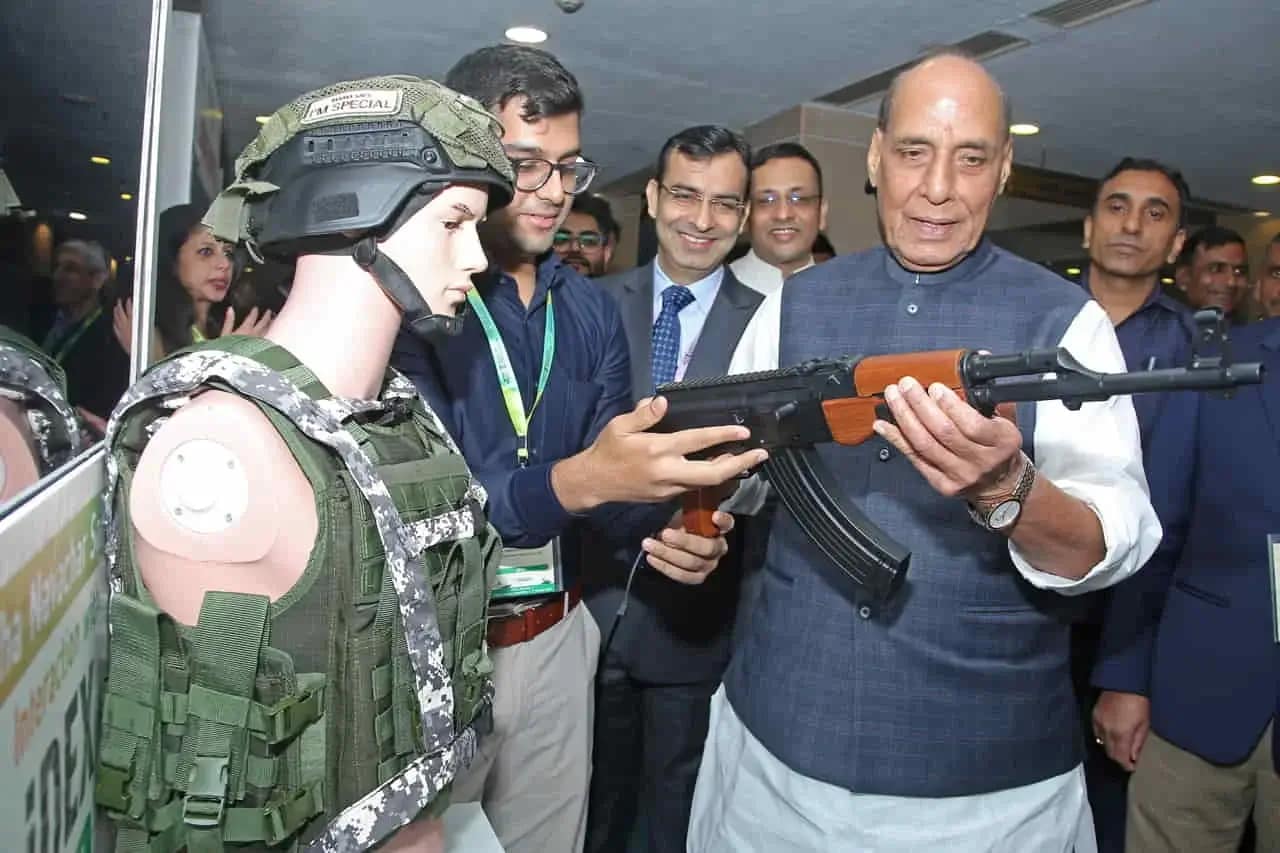 Raksha Navachar Samvaad में बोले रक्षा मंत्री- बदल गया युद्ध का स्वरूप, भविष्य में क्वांटम कंप्यूटिंग और डायरेक्टेड एनर्जी वेपंस से लड़ी जाएंगी लड़ाइयां 1 Raksha Navachar Samvaad