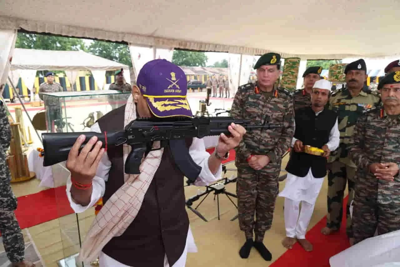 Rajnath Singh Shastra Puja: दशहरा पर रक्षा मंत्री राजनाथ सिंह की पाकिस्तान को चेतावनी, सर क्रीक सेक्टर में न करे कोई दुस्साहस 1 Rajnath Singh Shastra Puja