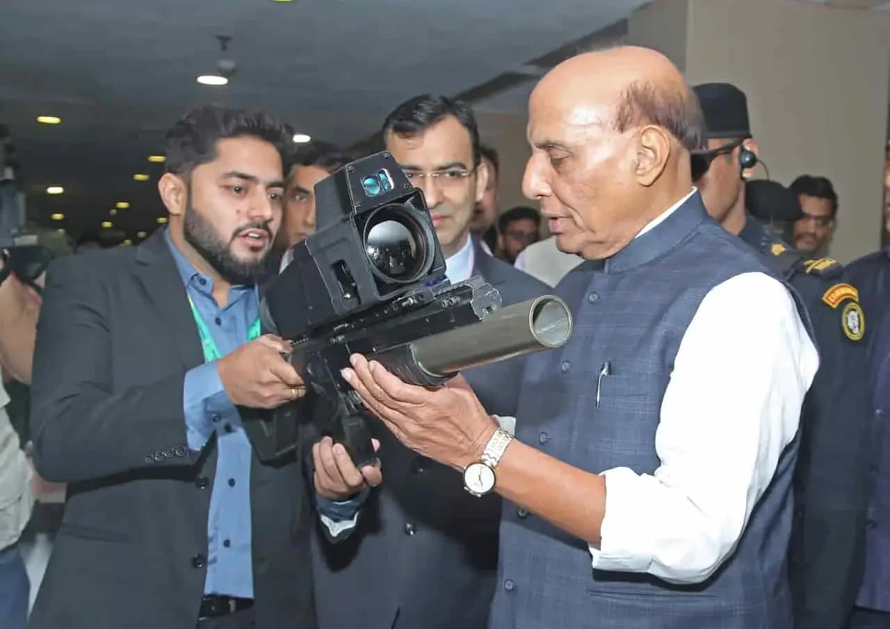 Raksha Navachar Samvaad में बोले रक्षा मंत्री- बदल गया युद्ध का स्वरूप, भविष्य में क्वांटम कंप्यूटिंग और डायरेक्टेड एनर्जी वेपंस से लड़ी जाएंगी लड़ाइयां 2 Raksha Navachar Samvaad