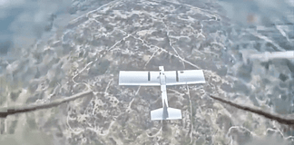 Drone warfare में नया इनोवेशन! वीडियो में देखें कैसे बिना विस्फोट के रूसी FPV ने मेटल रॉड से उड़ा दिए यूक्रेनी ड्रोन के परखच्चे Drone Warfare