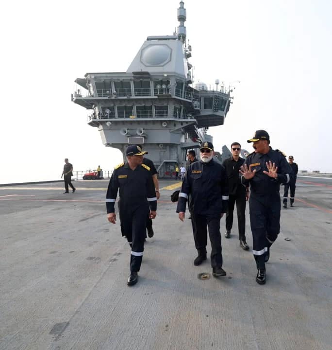 PM Modi Diwali INS Vikrant: पीएम मोदी ने नौसेना के साथ INS विक्रांत पर मनाई दीपावली, कहा- ‘ऑपरेशन सिंदूर में उड़ाई थी पाकिस्तान की नींद’ 6 PM Modi Diwali INS Vikrant