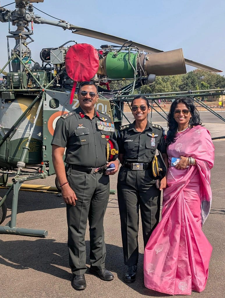 Indian Amry Aviation Wings: कौंन हैं कैप्टन रिया श्रीधरन? पिता के पद्चिन्हों पर चल कर भारतीय सेना की एविएशन विंग्स में बनीं अफसर 1 Indian Army Aviation Wings: Who is Captain Riya Sreedharan? Becomes an Officer in Indian Army Aviation Wings, Following in Her Father's Footsteps