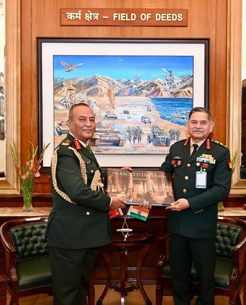 Indian Army: सेना प्रमुख के दफ्तर की दीवार से 'गायब' हुई यह एतिहासिक फोटो, पूर्व अफसर बोले- क्या भारतीय सेना की गौरवमयी जीत की अनदेखी कर रही सरकार? 2 Indian Army: Historic Photo Disappears from Army Chief's Office Wall, Former Officers Question if Government is Overlooking Indian Army's Glorious Victory