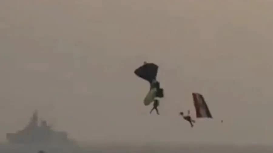 OP Demo: विशाखापत्तनम में नेवी डे रिहर्सल के दौरान उलझ गया दो मरीन कमांडो का पैराशूट, नौसेना की बोट ने बचाई जान 2 OP Demo: Navy MARCOS' Parachutes Entangle During Visakhapatnam Rehearsal, Rescued by Naval Boat