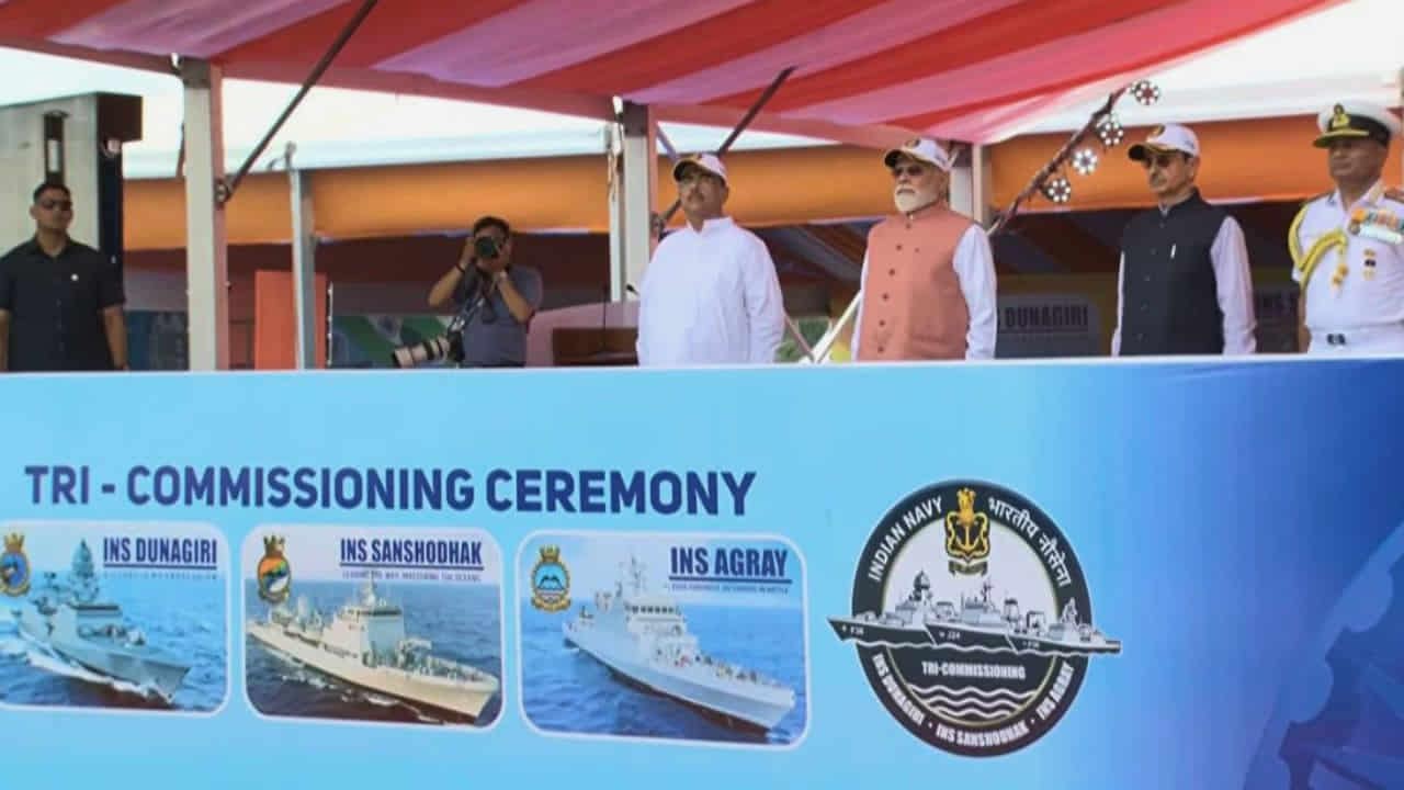 कोलकाता में नौसेना की ट्राई-कमीशनिंग पर बोले पीएम मोदी, समुद्री ताकत के बिना नहीं बन सकता कोई देश बड़ी ताकत 3 PM Modi Indian Navy Tri-Commissioning