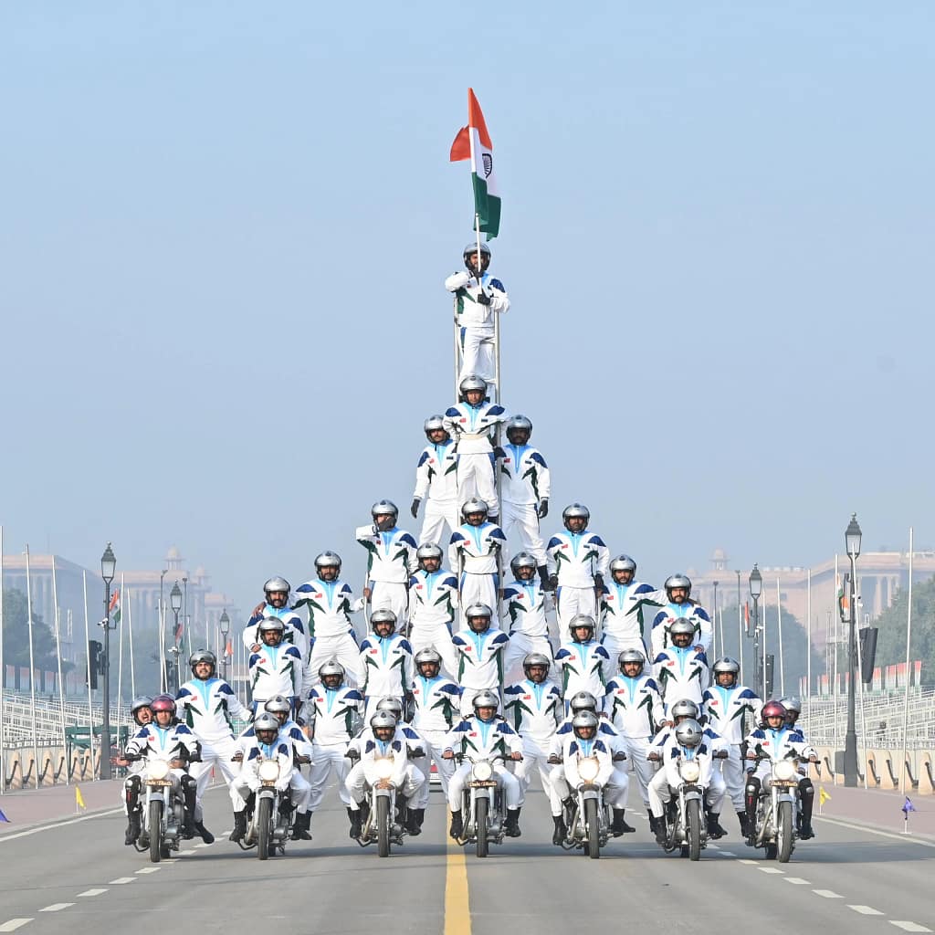 Daredevils: भारतीय सेना के डेयरडेविल्स ने बनाया नया वर्ल्ड रिकॉर्ड, कर्तव्य पथ पर दिखाए अद्भुत करतब 1 Daredevils: Indian Army Sets New World Record with Stunning Feat at Kartavya Path