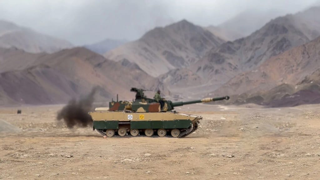 Zorawar Light Tank: लद्दाख में भारतीय लाइट टैंक ने सटीक फायरिंग कर रचा इतिहास! IAF के IL-76 से पहुंचाया था न्योमा 1 Zorawar Light Tank: Indian Light Tank Makes History with Accurate Firing in Ladakh! Airlift Nyoma via IAF IL-76 plane