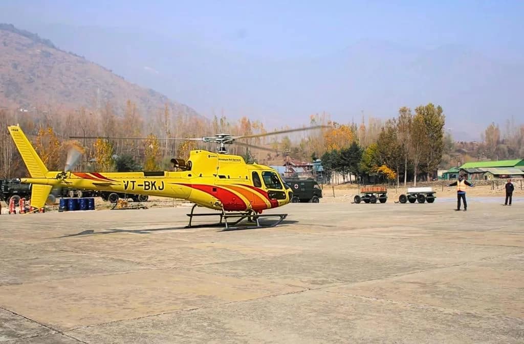 Indian Army: भारतीय सेना ने सिविलयन हेलीकॉप्टर्स का इस्तेमाल किया शुरू; रसद, सैनिकों की आवाजाही और इमरजेंसी सेवाओं के लिए कर रहे यूज 2 Indian Army: Civilian Helicopters Deployed for Logistics, Troop Movement, and Emergency Services