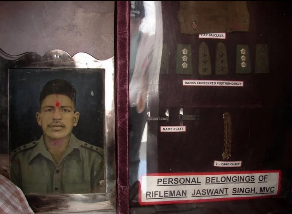 1962 War Hero Jaswant Singh Rawat: 1962 के भारत-चीन युद्ध के नायक जसवंत सिंह रावत, जिन्होंने 300 से अधिक चीनी सैनिकों को मार गिराया 3 1962 War Hero Jaswant Singh Rawat: The Braveheart Who Took Down Over 300 Chinese Soldiers
