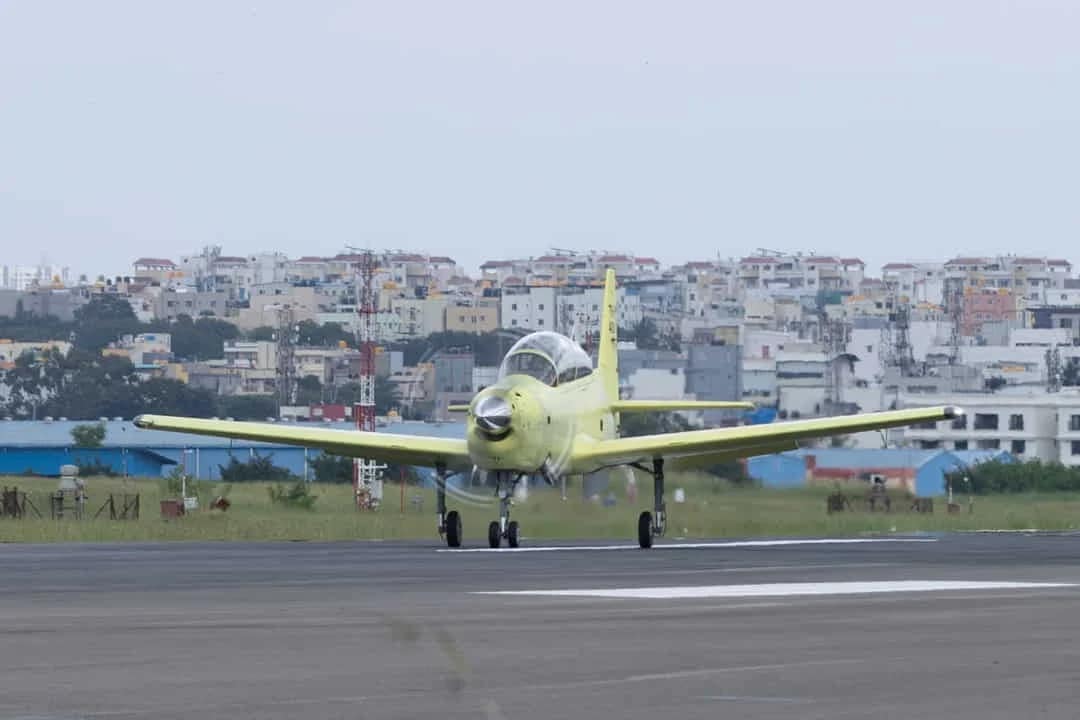 HAL HTT-40: बेंगलुरु में पहले एचटीटी-40 ट्रेनर जेट ने भरी उड़ान, जल्द ही सूर्यकिरण की जगह इस पर ट्रेनिंग लेंगे नए IAF पायलट 1 HAL HTT-40 Trainer Jet Completes Maiden Flight in Bengaluru; Set to Replace Surya Kiran for IAF Pilot Training