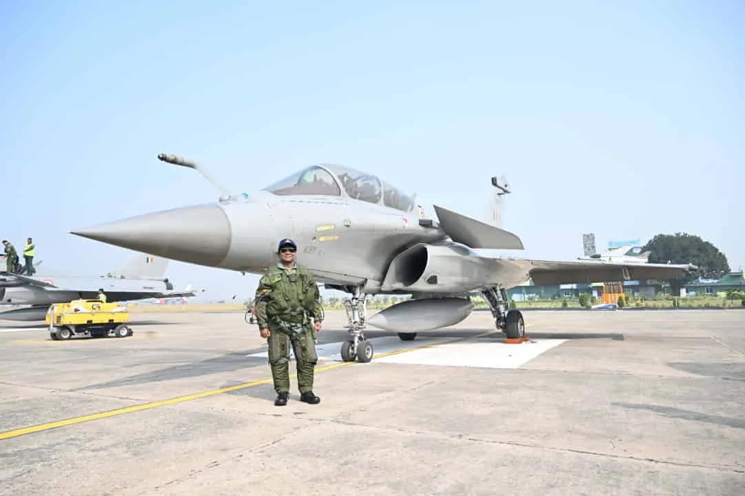 President In Rafale: राष्ट्रपति द्रौपदी मुर्मू ने 700 किमी प्रति घंटे की स्पीड पर राफेल में भरी उड़ान, दो बार फाइटर जेट में बैठने वाली बनीं दूसरी प्रेसिडेंट 1 President In Rafale