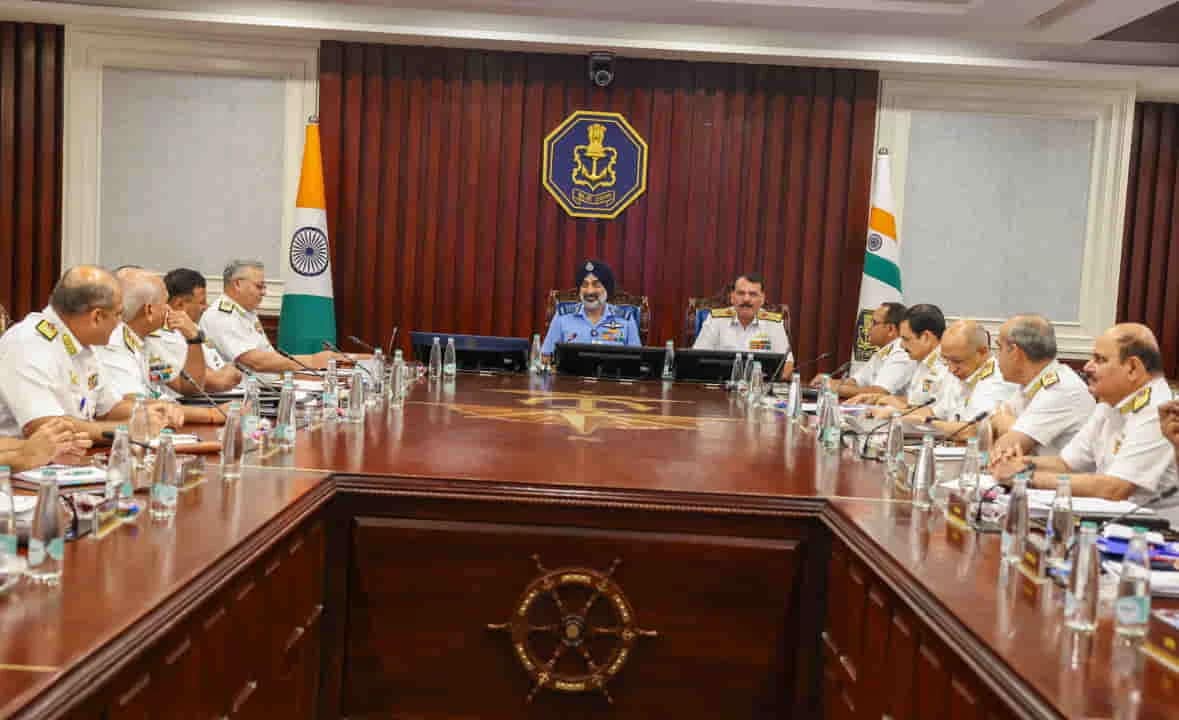 Commanders Conference 2025: रक्षा मंत्री बोले- हिंद महासागर बना विश्व राजनीति का नया केंद्र, नौसेना की ताकत से दुनिया ने देखा भारत का दम 2 Indian Navy Commanders Conference 2025