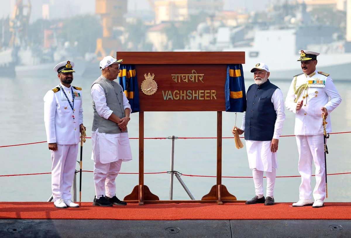 Frontline Naval Ships: प्रधानमंत्री नरेंद्र मोदी ने मुंबई में INS सूरत, INS नीलगिरी और INS वाघशीर को राष्ट्र को किया समर्पित 2 PM Modi Dedicates INS Surat, INS Nilgiri, and INS Vaghsheer to the Nation in Mumbai