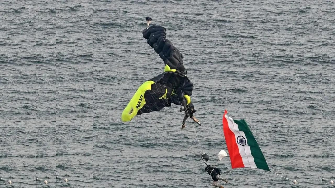 OP Demo: विशाखापत्तनम में नेवी डे रिहर्सल के दौरान उलझ गया दो मरीन कमांडो का पैराशूट, नौसेना की बोट ने बचाई जान 1 OP Demo: Navy MARCOS' Parachutes Entangle During Visakhapatnam Rehearsal, Rescued by Naval Boat
