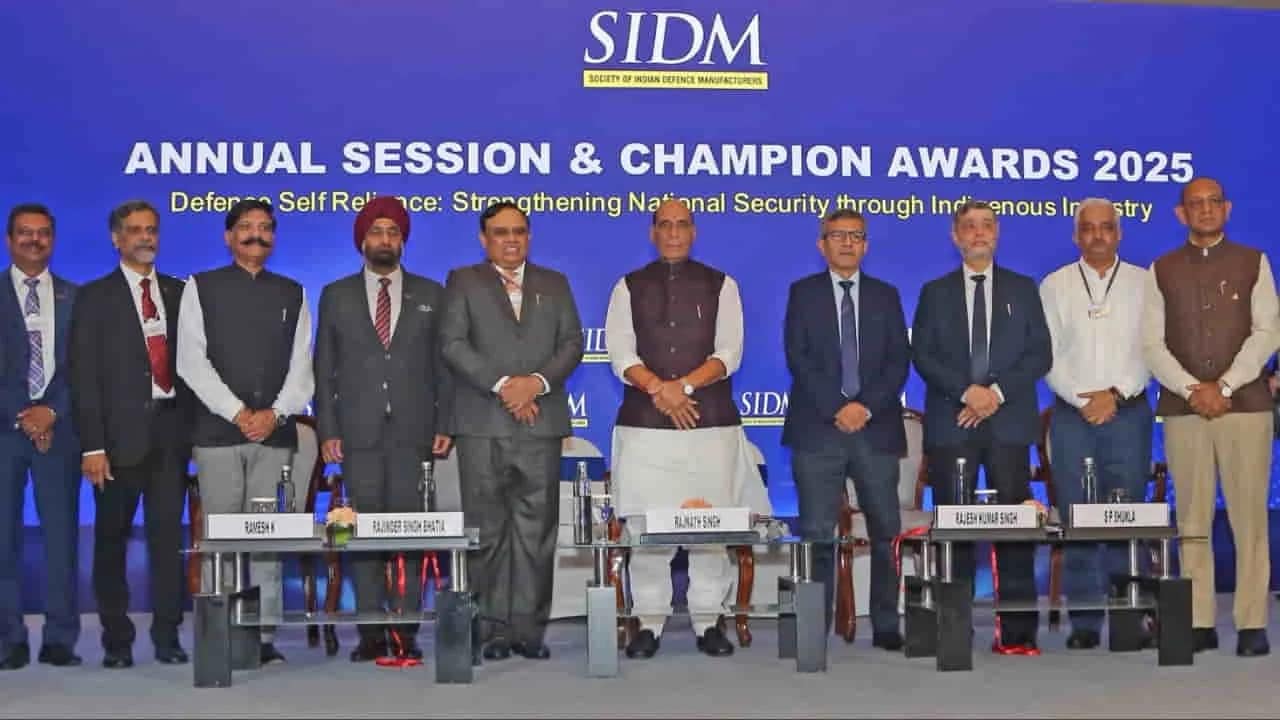 Defence Production: रक्षा मंत्री की उद्योग जगत से अपील- डिफेंस प्रोडक्शन में बढ़ाएं योगदान, ऑपरेशन सिंदूर में स्वदेशी रक्षा उपकरणों से बढ़ी भारत की साख 1 Defence Production- Rajnath SIngh